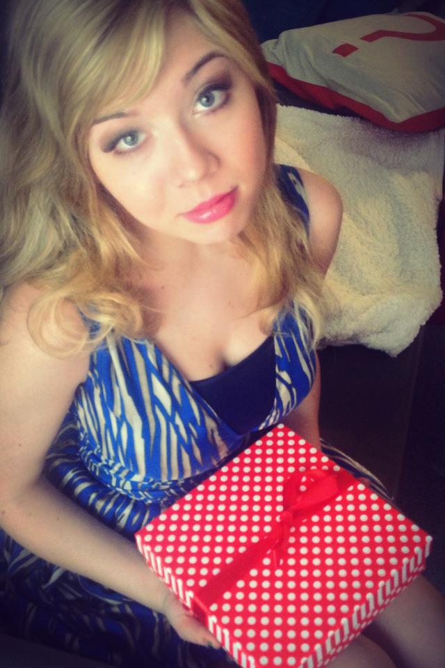 Jennette McCurdy - Showing Christmas Present